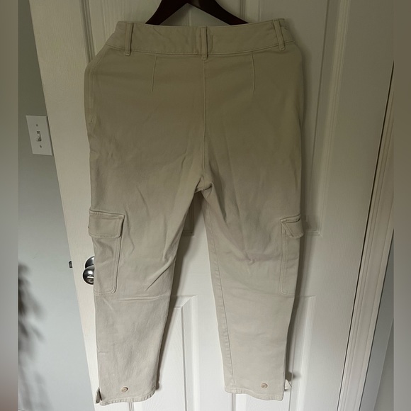 Aritzia Cargo Pant - Size 8 - Barely worn - Picture 3 of 4